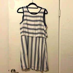summer sundress, has pockets!! Size M. Navy and cream colors